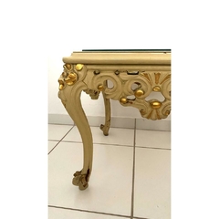 Mesa Lateral Luiz XV Madeira Maciça Fortes Entalhes Tampo de Vidro - comprar online