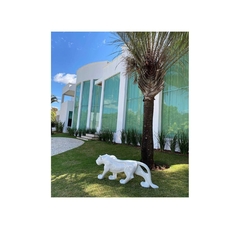 Escultura Decorativa Pantera Andando Fibra Vidro Branca - comprar online