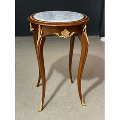Mesa Luiz XV 50cm Marmore Branco Veios Bronze Adornos Graciosos Madeira Maciça