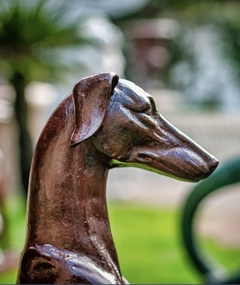Escultura Cachorro Galgo Ferro Fundido Fino Acabamento - LUXdécor