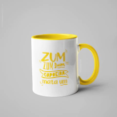 Caneca Capoeira Mata Um alça e interior coloridos