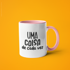 Caneca Uma Coisa De Cada Vez alça e interior coloridos
