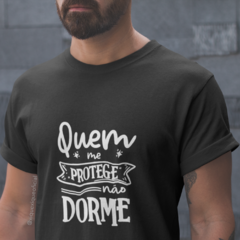 Camiseta Quem Me Protege Não Dorme na internet