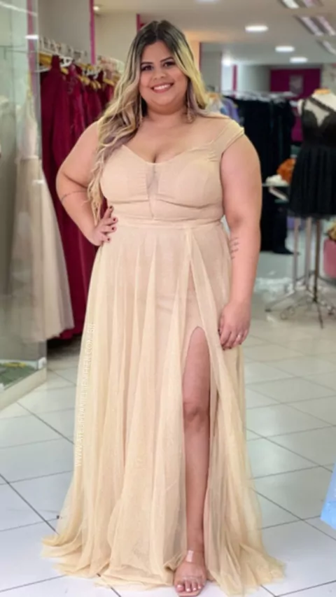 Vestido Ombro A Ombro Dourado Com Fenda E Decote Isabelly