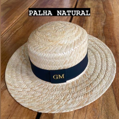 kit bolsa alça bambu iniciais com chapéu e 1 faixa - Céu de Bronze