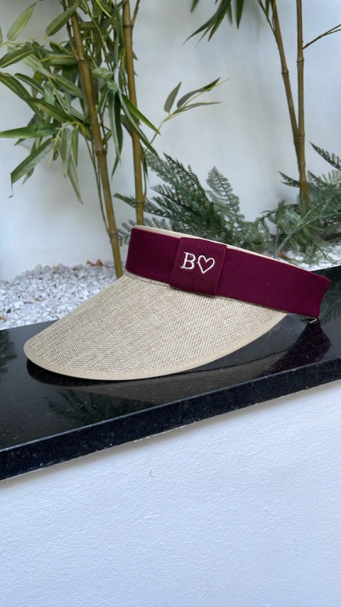 viseira com faixa bordô