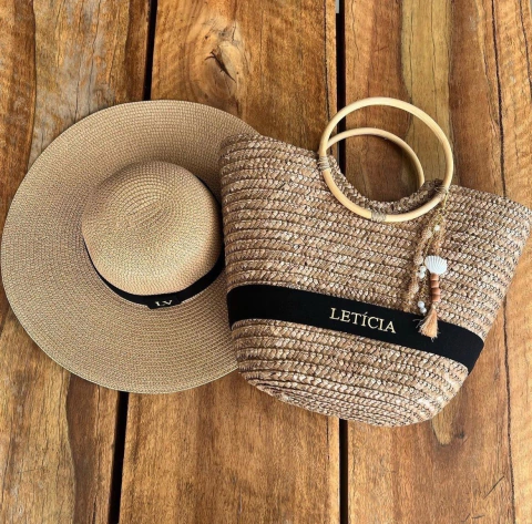 kit bolsa alça bambu nome + chapéu aba longa caramelo