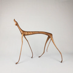 Cachorra Baleia em pé olhando para cima - Marcos de Sertânia - comprar online