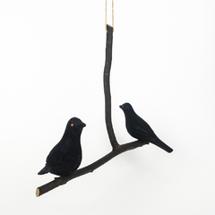 Galho com 2 Pássaros Pretos - Santa Brígida - Manawa  Design - Loja de Arte Brasileira