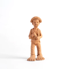 Velho Pezão Tocando Triângulo- Beto Pezão - comprar online