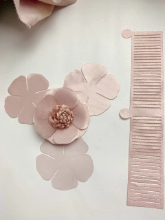 Aplique de flores em Cetim para montar com miolo - Drimia