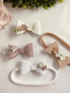 MINI LAÇO E FLORES PARA MONTAR EM LINHO