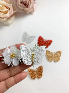 Aplique de borboleta vazada em lurex e cetim rendada - comprar online
