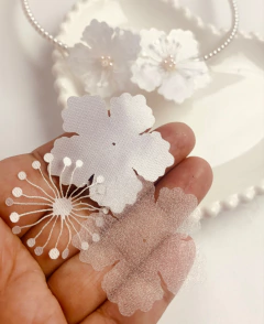 Aplique de flores em Cetim e organza e miolo - Drimia