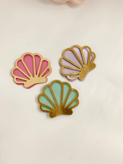 Aplique de concha vazada em courino e cetim