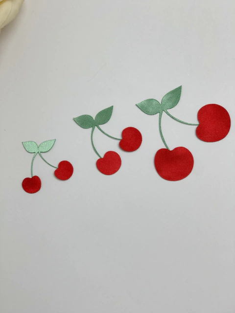 Aplique em cetim cerejinha