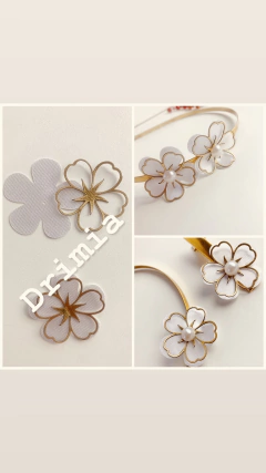 FLOR vazada courino e fundo cetim