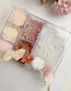 Kit com 720 flores de outono com furo para aramado na internet