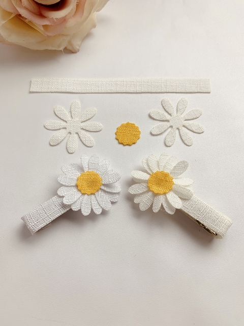 Flor maragarida e tira em linho