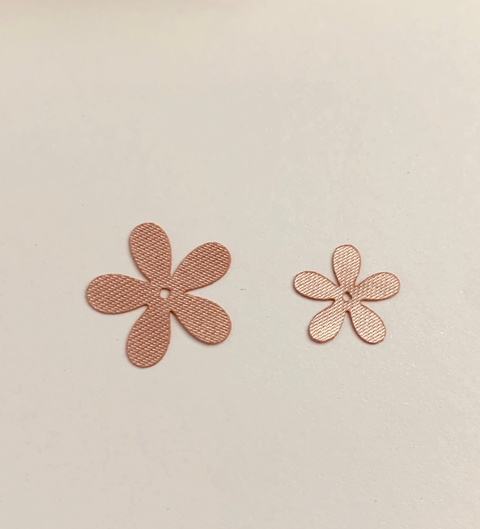 Aplique de flores em Cetim com furo