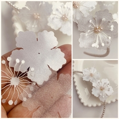 Aplique de flores em Cetim e organza e miolo