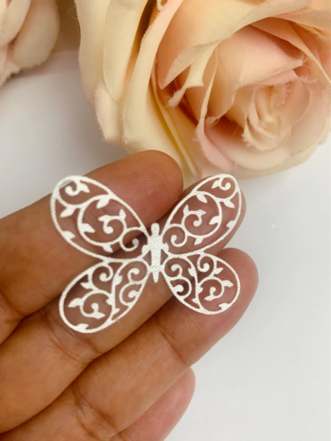 Aplique de borboleta em Cetim vazada