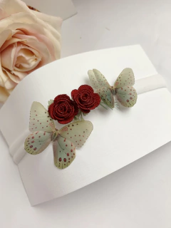 Borboleta de recorte verde com bolinhas vermelhas de natal natal na internet