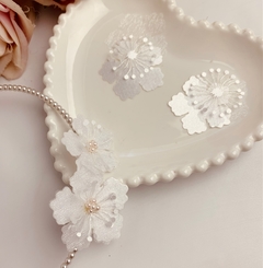 Aplique de flores em Cetim e organza e miolo - comprar online