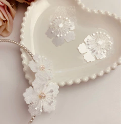 Aplique de flores em Cetim e organza e miolo - comprar online