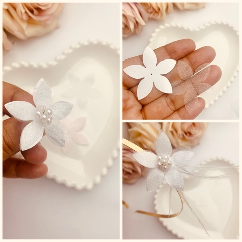 Aplique de flores em Cetim e organza