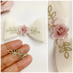 Recorte de raminho com 7 folhas vazada