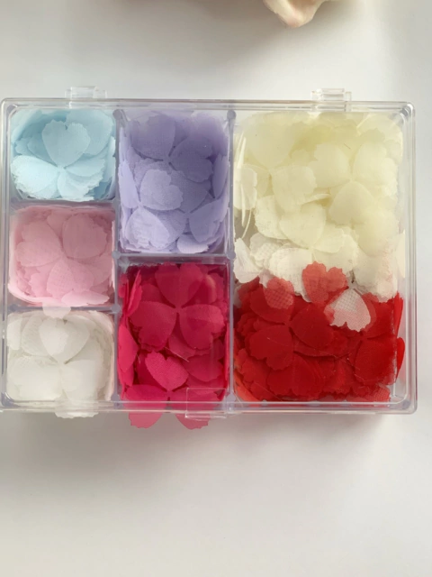 Kit com 500 apliques de petalas em voil