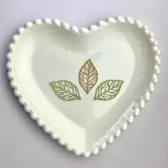 Aplique de folha vazada em cetim