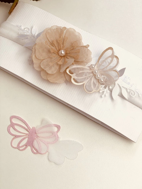 Borboleta vazada modelo 76 CETIM DUPLO E FUNDO VOIL BRANCO