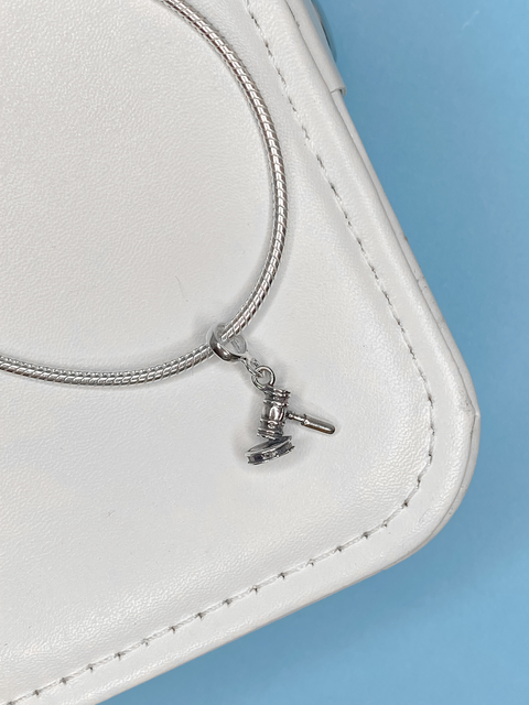 Berloque martelo de direito