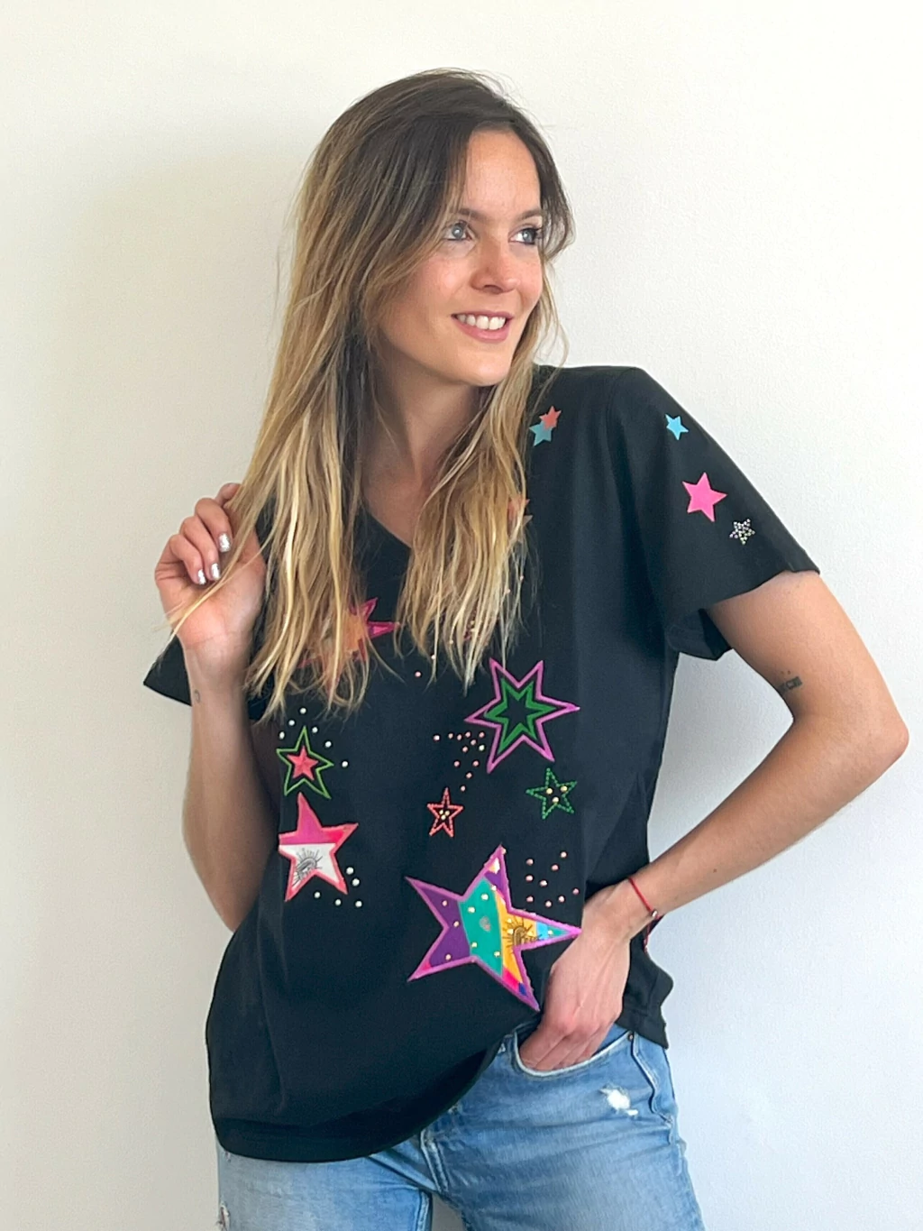 Remera Felicite V. Negra