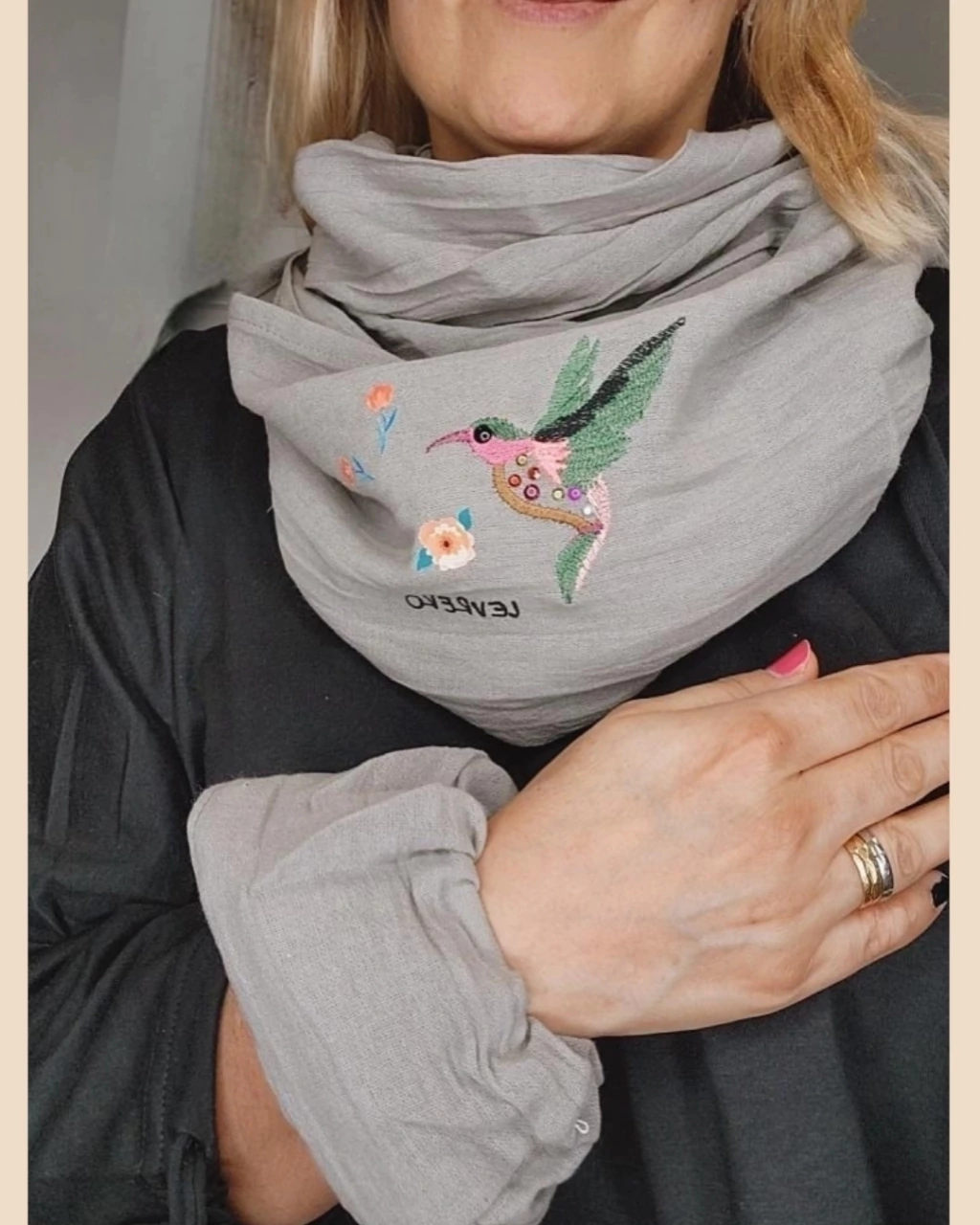 Cuello gris Colibri