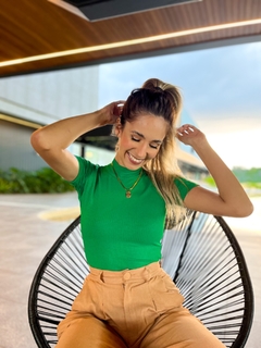 BLUSA CANELADA GOLA ALTA VERDE