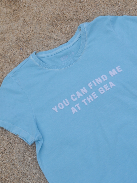 T-SHIRT "YOU CAN FIND ME AT THE SEA" AZUL