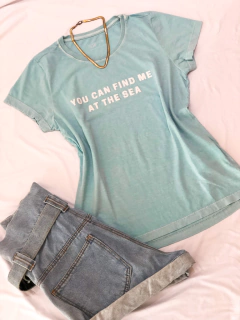 T-SHIRT "YOU CAN FIND ME AT THE SEA" AZUL na internet