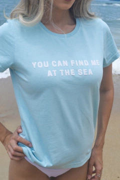 T-SHIRT "YOU CAN FIND ME AT THE SEA" AZUL - comprar online
