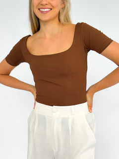 BLUSA MANGA CURTA LOLA MARROM na internet