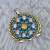 EDICIÓN ESPECIAL: Dije Prendedor Escarapela Argentina Plata 925 en Laureles y Zirconias Cubicas - Amarrarte