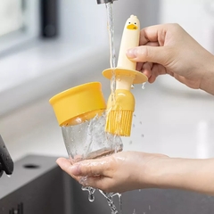 Porta Óleo Dispenser Patinho 2 em 1 com Pincel em Silicone - La Criativa | Loja De Presentes Criativos, Utilidades Domésticas, Produtos Para Casa