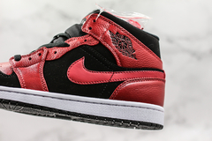 Air Jordan 1 Mid ''Black Red'' na internet
