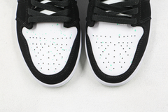 Air Jordan 1 Mid ''White Black Teal Tint'' na internet