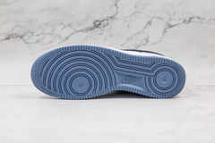Air Force 1 "White Sky Blue Black" na internet