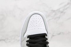 Air Jordan 1 Low "Smoke Grey'' na internet
