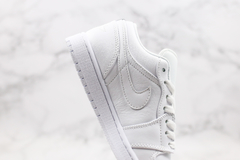 Air Jordan 1 Low "Triple White" na internet