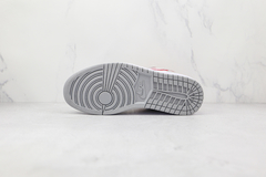 Air Jordan 1 Low "Smoke Grey Gym Red" na internet